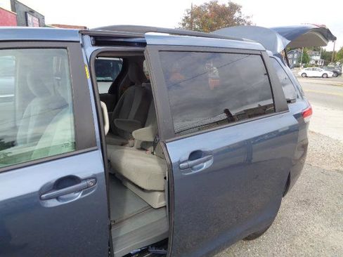 Used 2014 Toyota Sienna LE image 24