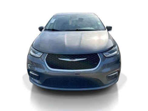 Used 2023 Chrysler Pacifica Touring-L FWD image 3