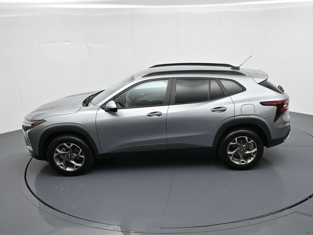 Used 2025 Chevrolet Trax LT FWD image 18