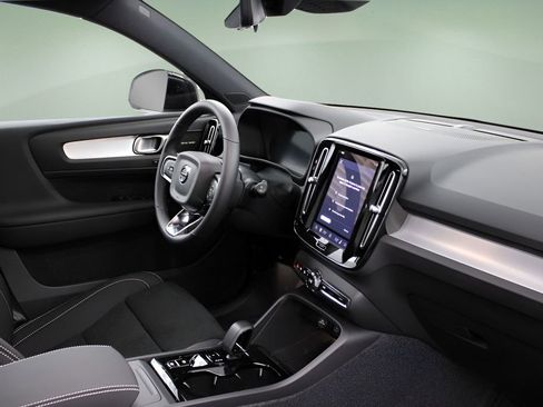 New 2026 Volvo XC40 B5 Ultra w/ Protection Package Premier image 25