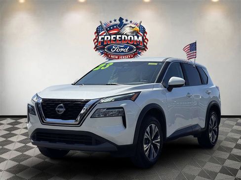 Used 2023 Nissan Rogue SV image 2