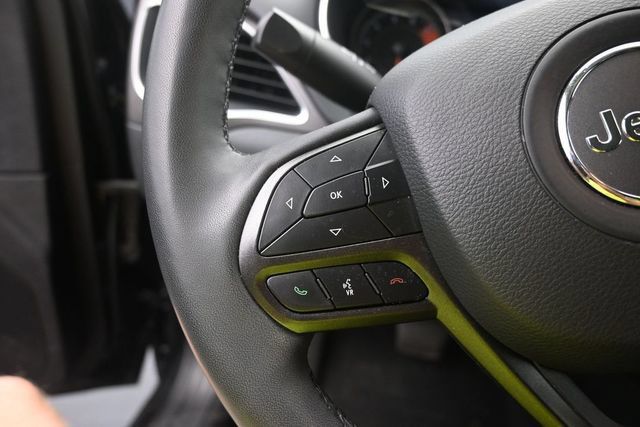 Used 2022 Jeep Cherokee Trailhawk AWD/4WD image 16
