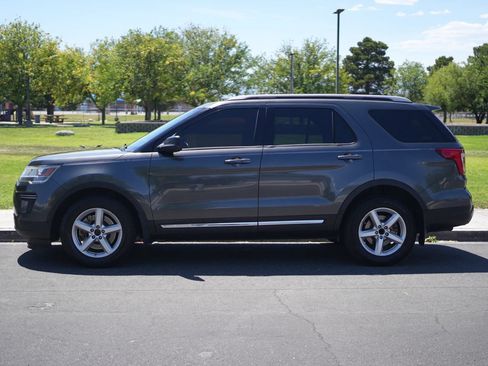 Used 2018 Ford Explorer XLT FWD image 3