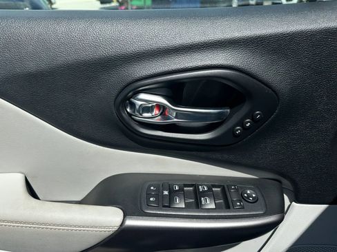 Used 2019 Jeep Cherokee Limited AWD/4WD image 10