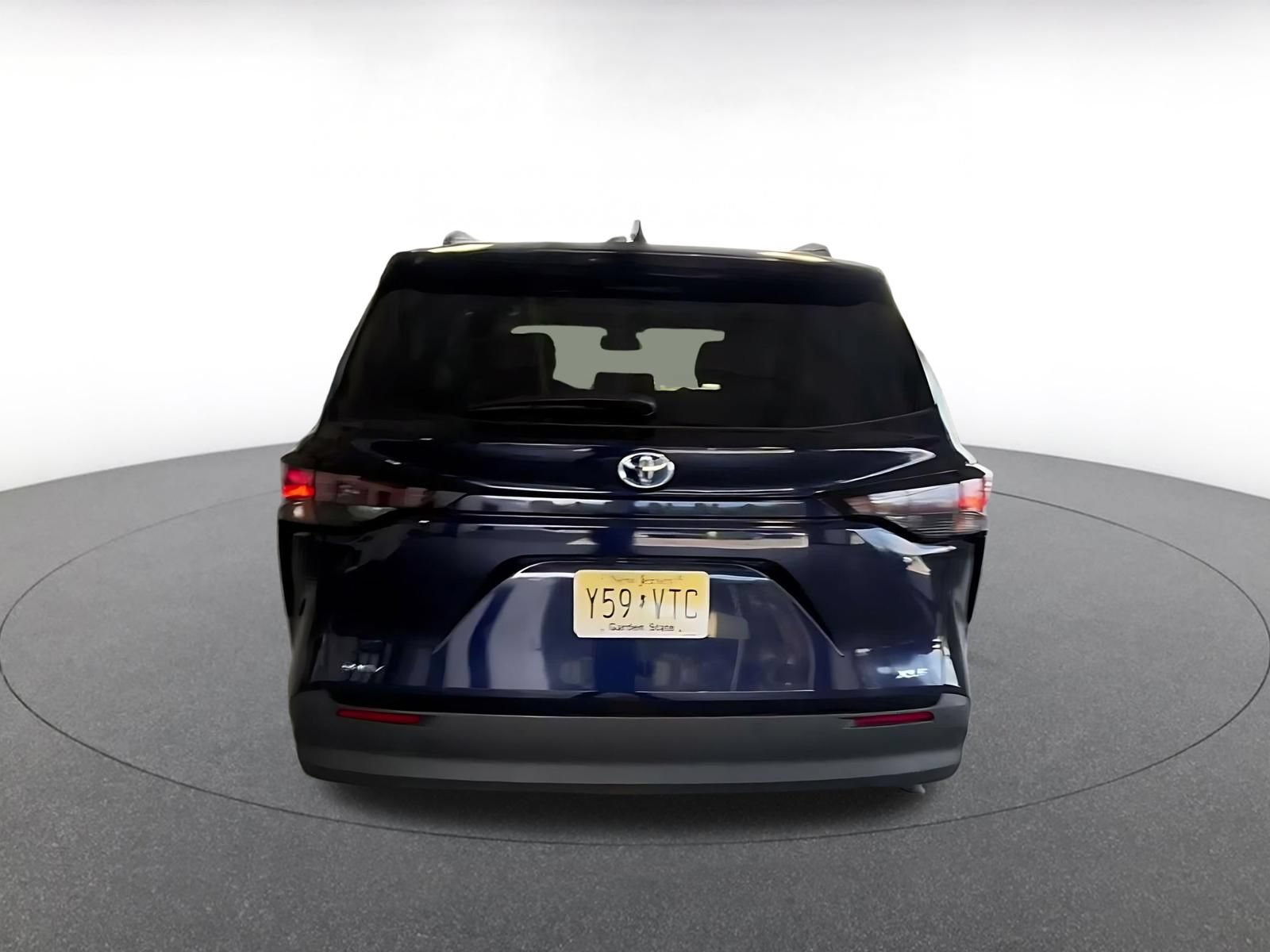 Used 2025 Toyota Sienna XLE FWD image 12