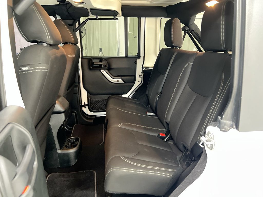 Used 2018 Jeep Wrangler Unlimited Sahara AWD/4WD image 21