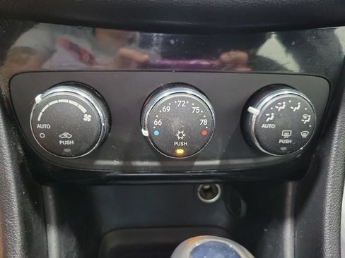 Used 2012 Chrysler 200 Touring w/ Cold Weather Group FWD image 30