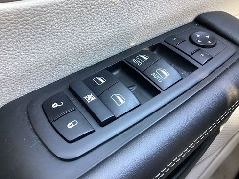 Used 2024 Chrysler Pacifica Select image 32