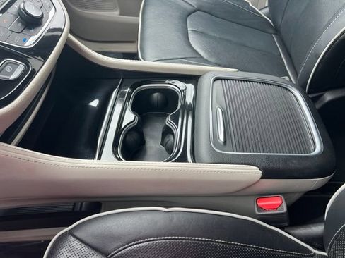 Used 2023 Chrysler Pacifica Limited FWD image 17