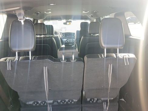Used 2025 Chrysler Pacifica Select image 8