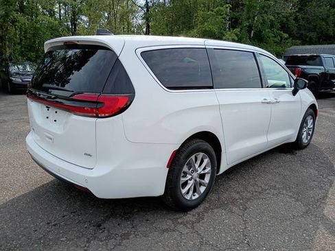 Used 2027 Chrysler Pacifica Select AWD/4WD image 5