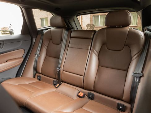 Used 2021 Volvo XC60 T5 Momentum w/ Premium Package image 26