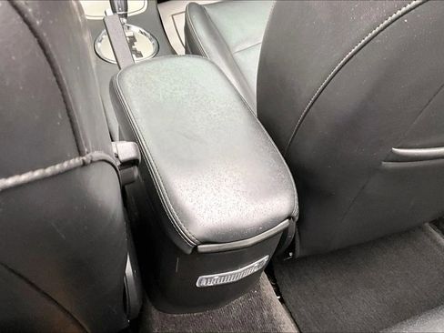 Used 2010 Chrysler Sebring Touring w/ Special Touring Group image 25