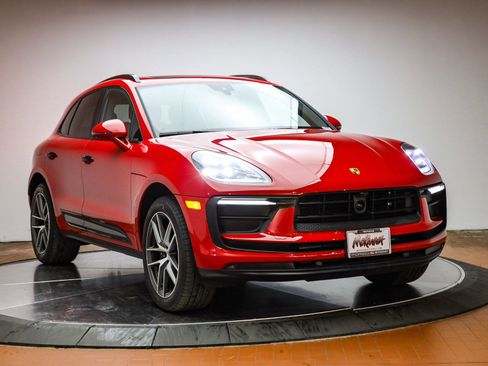 Certified 2025 Porsche Macan image 14