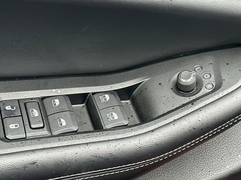 Used 2024 Jeep Grand Cherokee Limited w/ Luxury Tech Group II image 13