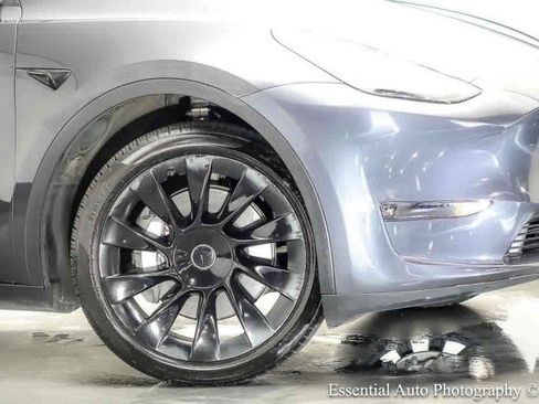 Used 2024 Tesla Model Y Long Range AWD/4WD image 3