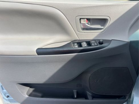 Used 2015 Toyota Sienna LE FWD image 22