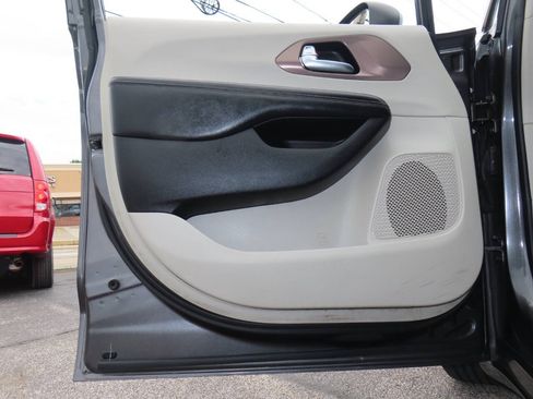 Used 2020 Chrysler Voyager Lxi FWD image 34