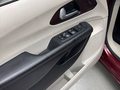 Used 2018 Chrysler Pacifica Limited FWD image 12