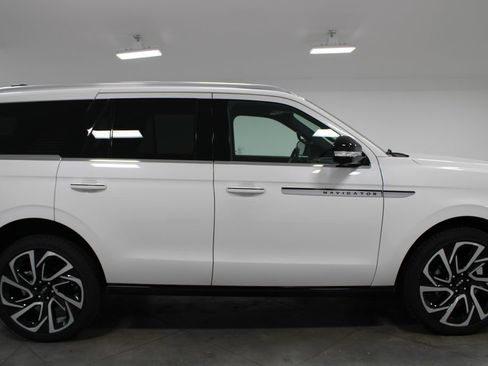 New 2026 Lincoln Navigator Reserve AWD/4WD image 10