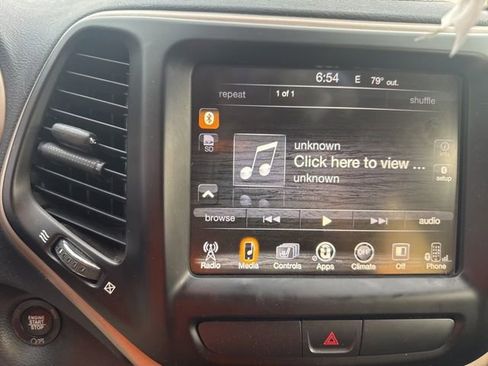 Used 2017 Jeep Cherokee Limited image 12