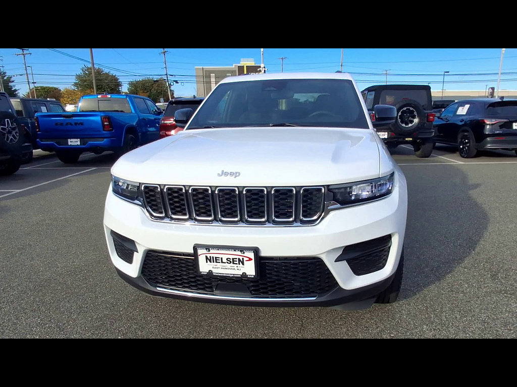 Used 2024 Jeep Grand Cherokee Laredo AWD/4WD image 3