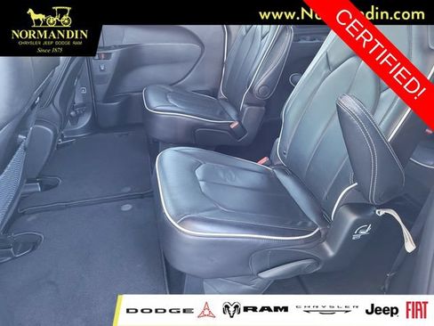 Certified 2025 Chrysler Pacifica Limited FWD image 16
