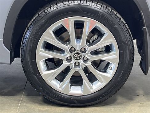 Used 2023 Toyota Highlander Limited image 9