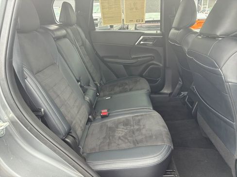 Used 2024 Mitsubishi Outlander FWD image 5