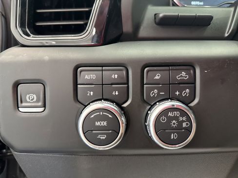 Used 2025 GMC Sierra 1500 AT4 w/ AT4 Premium Package AWD/4WD image 12