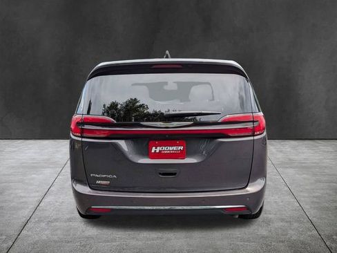 Used 2023 Chrysler Pacifica Touring-L FWD image 6