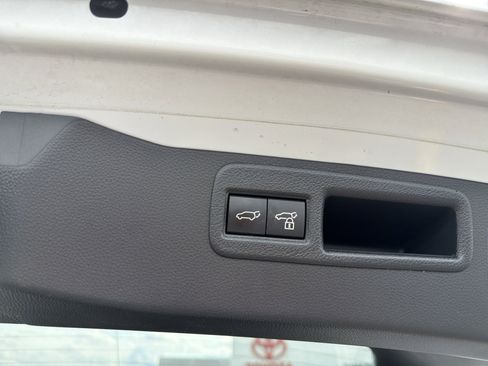 Used 2023 Toyota Venza LE image 23