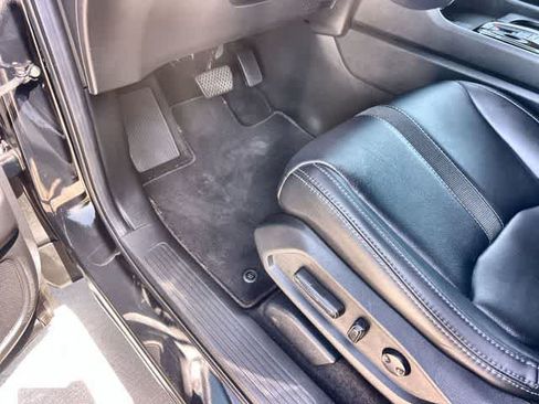 Used 2025 Honda Pilot EX-L image 3
