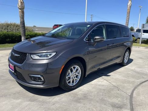 Used 2023 Chrysler Pacifica Touring-L FWD image 4