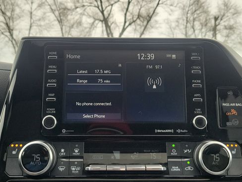 Used 2021 Toyota Highlander XLE image 29