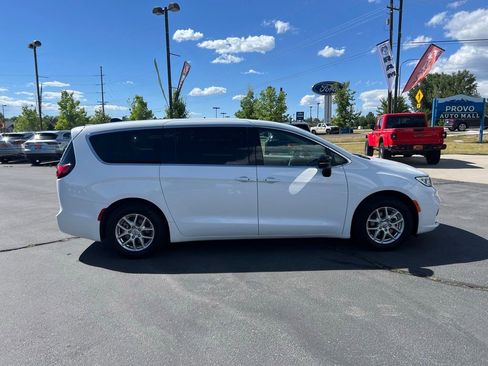 Used 2024 Chrysler Pacifica Touring-L FWD image 9