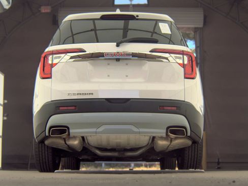 Used 2023 GMC Acadia SLT w/ Preferred Package FWD image 10