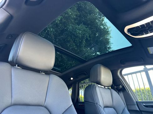 Certified 2025 Porsche Macan AWD/4WD image 18
