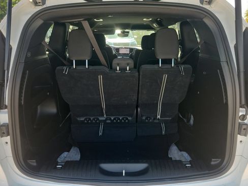 Used 2024 Chrysler Pacifica Touring FWD image 7