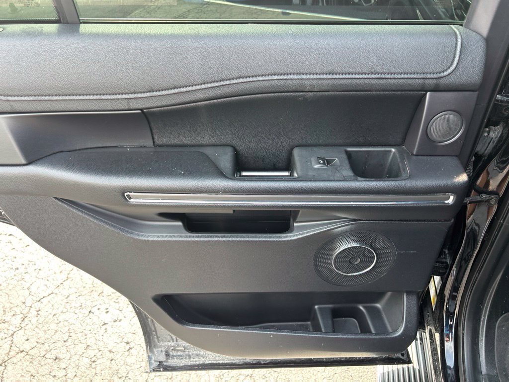 Used 2019 Ford Expedition XLT w/ Equipment Group 202A AWD/4WD image 32