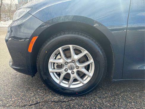 Used 2023 Chrysler Pacifica Touring-L image 24