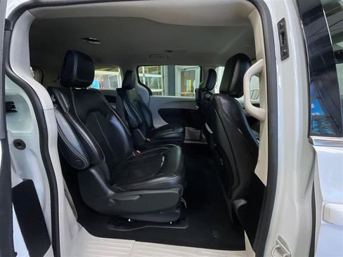 Used 2022 Chrysler Pacifica Touring-L w/ Uconnect Theater Family Group FWD image 21