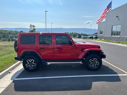 Used 2021 Jeep Wrangler Unlimited Sahara AWD/4WD image 6