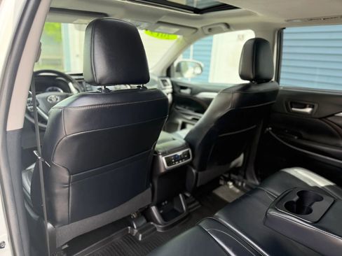 Used 2019 Toyota Highlander XLE AWD/4WD image 30