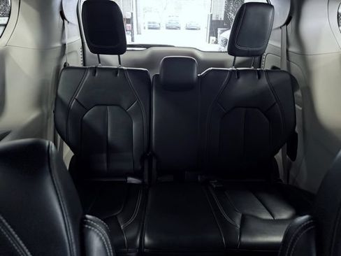 Certified 2023 Chrysler Pacifica Touring-L FWD image 22