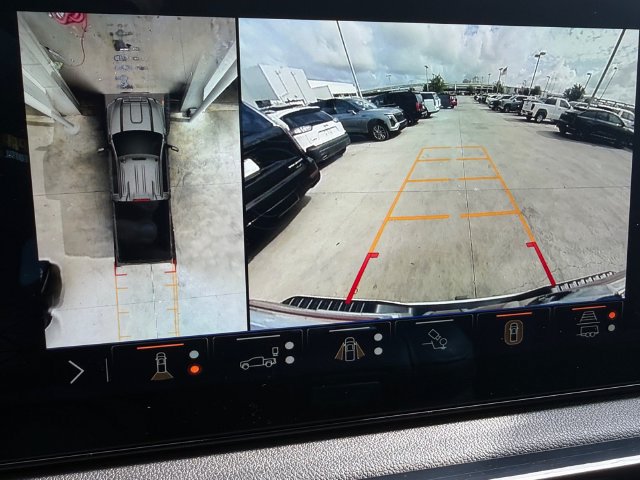 Used 2025 GMC Sierra 2500 AT4 w/ AT4 Premium Plus Package AWD/4WD image 9