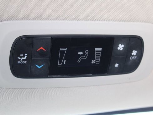 Used 2020 Chrysler Voyager Lxi image 30