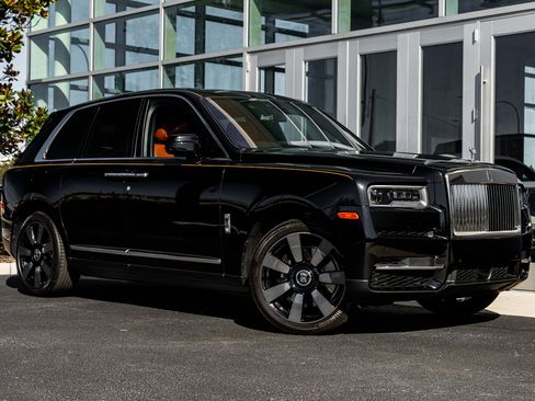 Used 2024 Rolls-Royce Cullinan Base w/ Cullinan Package image 24