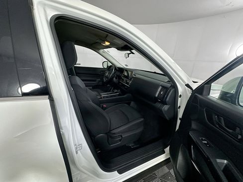 Used 2024 Nissan Pathfinder SV image 31