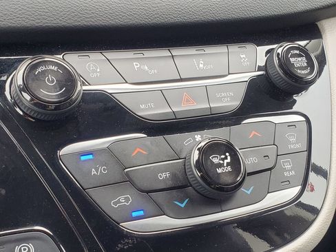 Used 2024 Chrysler Pacifica Touring-L FWD image 21